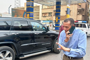 محافظ أسوان يرصد مخالفة بمحطة وقود ويوجه بتفتيش عاجل 